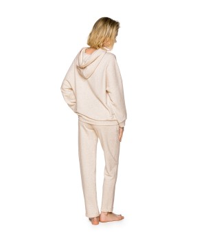 Ropa de estar en casa beige corte amplio detalle